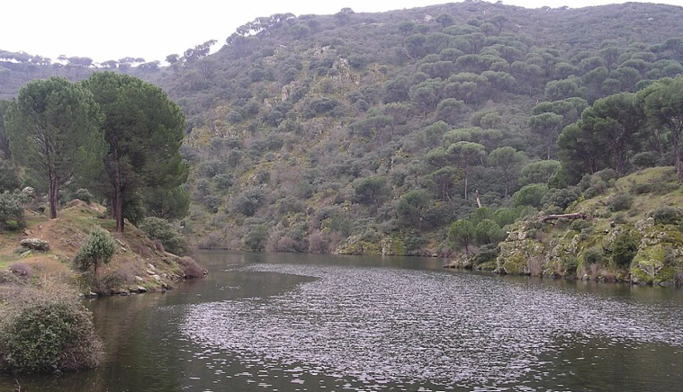 Es de las mejores piscinas naturales de Madrid, y (todavía) no va todo el mundo: además es un refugio para hacer senderismo y piragüismo