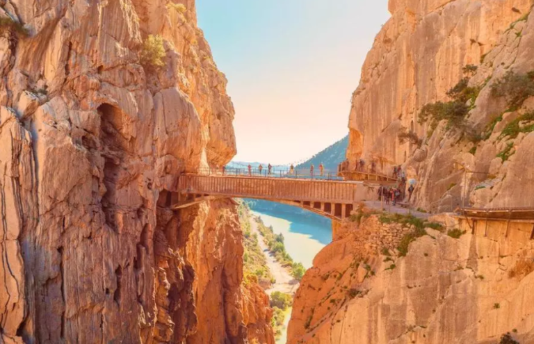 110 metros de puente colgante y 8 kilómetros de adrenalina: la ruta que sigue reinando sobre los más de 60.000 km de senderos de España