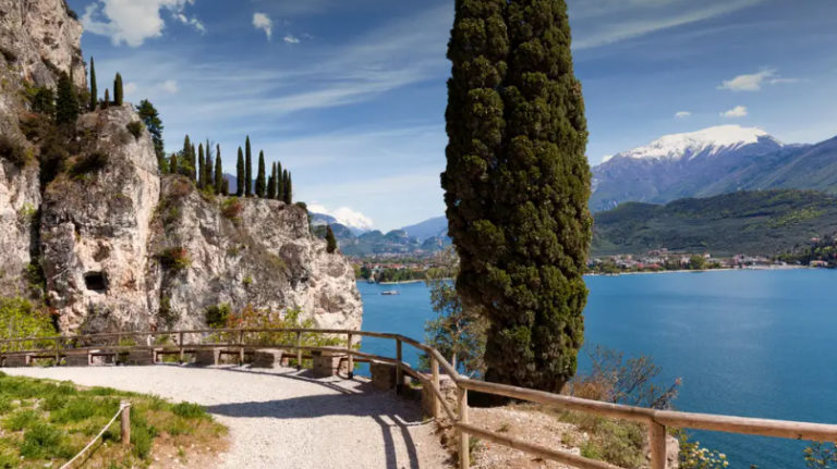 Montañas, lagos y praderas de flores: las rutas de senderismo más bellas de Europa para este agosto